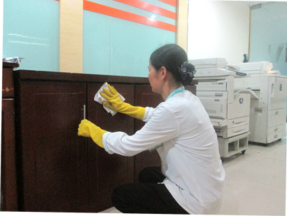 Nhân viên vệ sinh cleanhouse Việt Nam lau chùi chi tiết Nhân viên vệ sinh cleanhouse Việt Nam lau chùi chi tiết